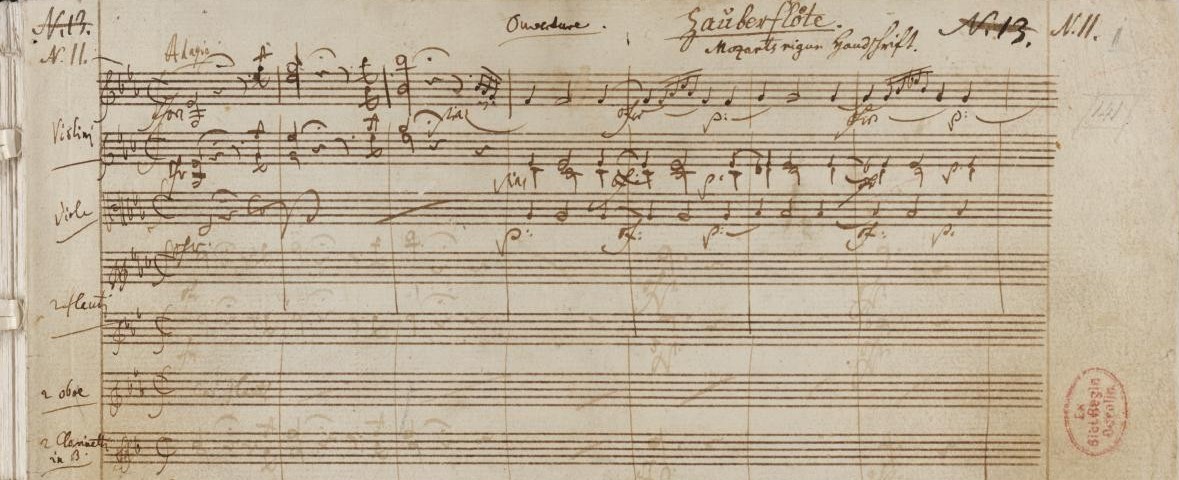 Detail aus dem Autograph der Zauberflöte, Signatur: Mus. ms. autogr. Mozart, W. A. 620. Seite 1: Mit Schriftzug von Georg Nikolaus Nissen: „Zauberflöte | Mozarts eigne Handschrift“